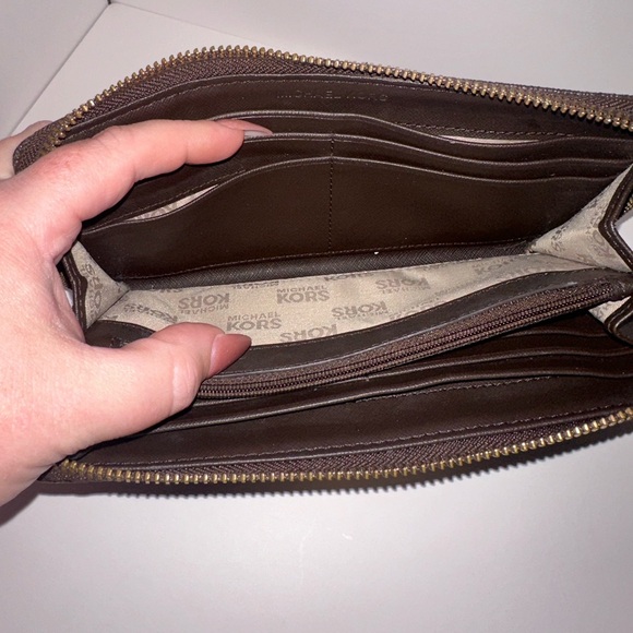 Michael Kors EUC Brown Signature Grained Coated Canvas and Leather Wallet - Picture 10 of 17
